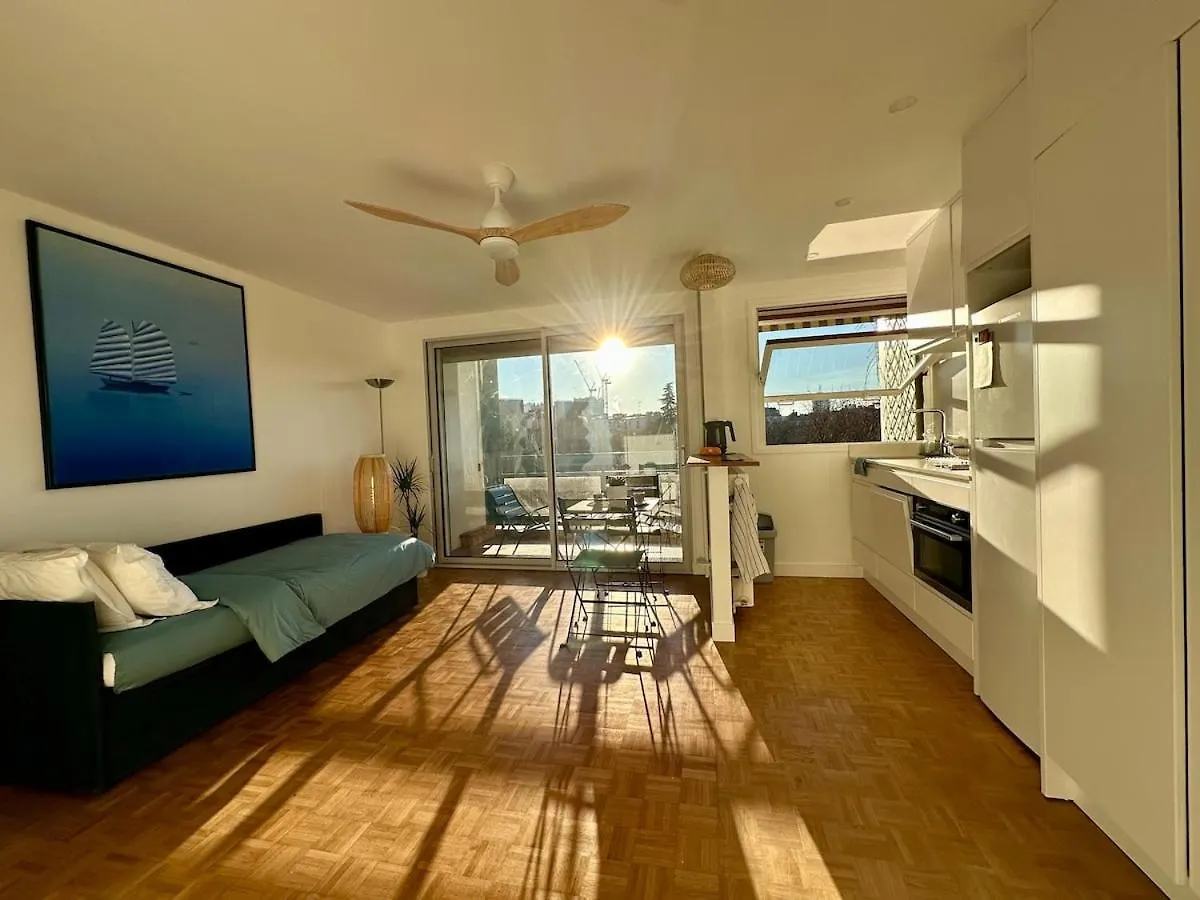 Mobility Lease- Sunny Studio With Large Balcony, Park View At Paris 15 contacts