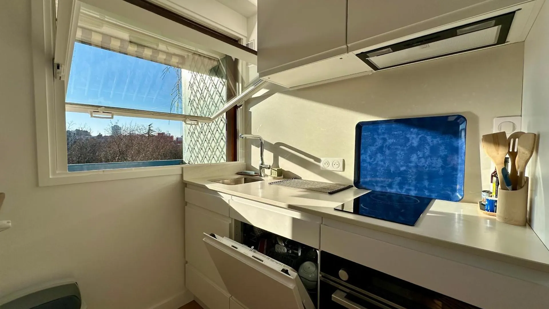 Apartment Mobility Lease- Sunny Studio With Large Balcony, Park View At Paris 15 France